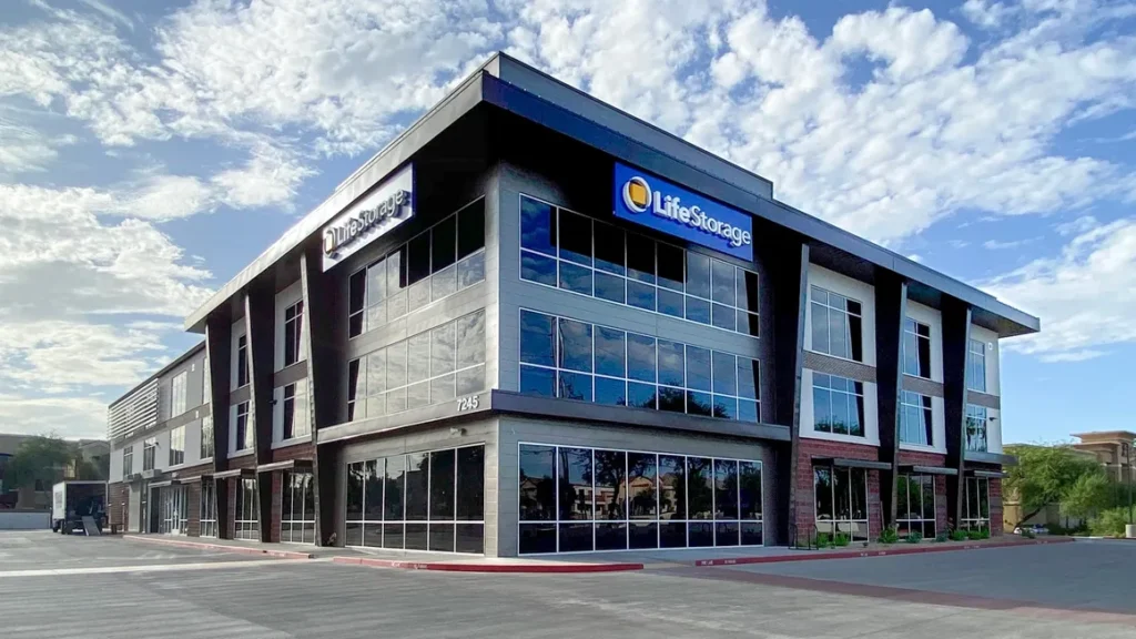 A self storage building with many windows on the outside.